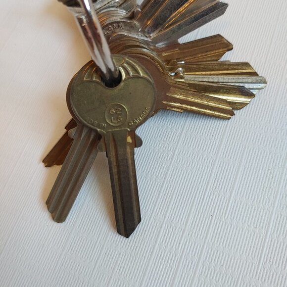 LOT of Vintage Keys 25 Dominion Lock Montreal - Picture 5 of 7